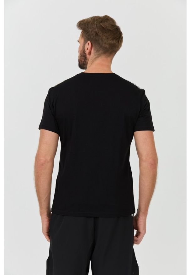 Emporio Armani - EMPORIO ARMANI Czarny t-shirt bande logo. Kolor: czarny