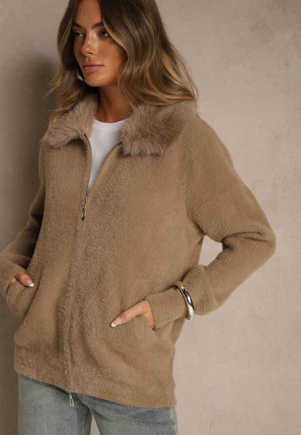 Renee - Ciemnobeżowy Zasuwany Kardigan z Wełną z Futerkowym Kołnierzem Asiste. Okazja: na co dzień. Kolor: beżowy. Materiał: wełna. Wzór: aplikacja. Styl: casual