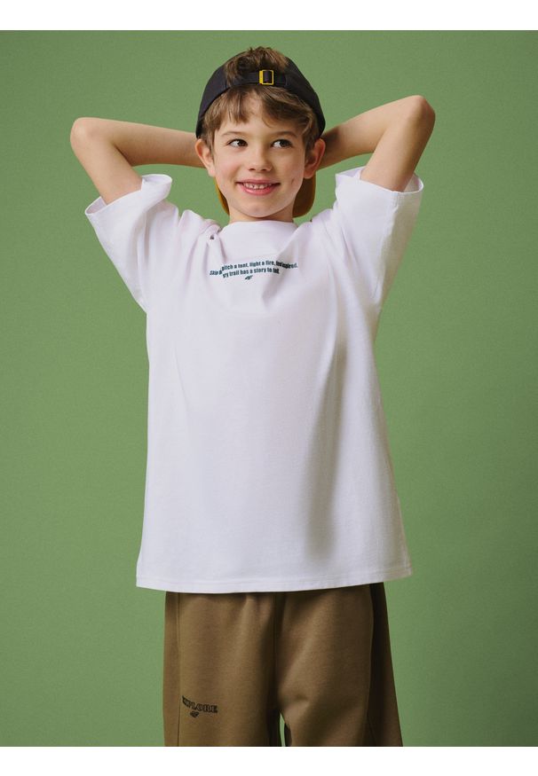 4f - 4F T-shirt loose z nadrukiem chłopięcy - biały 122/128 (6-8 lat). Okazja: na co dzień. Kolor: biały. Materiał: dzianina, bawełna. Wzór: nadruk. Sezon: lato. Styl: casual