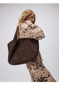 Reserved - Torebka shopper z imitacji zamszu - ciemnobrązowy. Kolor: brązowy. Materiał: zamszowe #1