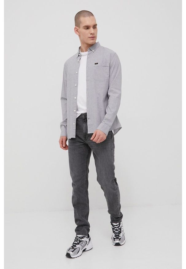 Lee koszula męska kolor szary slim z kołnierzykiem button-down. Typ kołnierza: button down. Kolor: szary. Materiał: bawełna, tkanina. Długość rękawa: długi rękaw. Długość: długie
