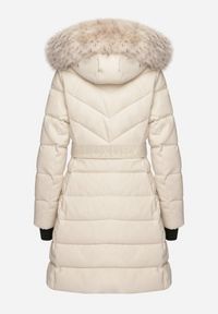 Born2be - Jasnobeżowa Kurtka Pikowana z Dwustronnym Suwakiem Kapturem z Futrem i Elastycznym Paskiem Moonrose. Okazja: na co dzień, na spacer. Kolor: beżowy. Materiał: futro. Styl: casual, elegancki #5