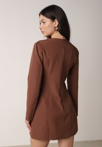 Born2be - Brązowa Elegancka Sukienka VICES o Trapezowym Kroju z Imitacją Kieszeni Amaliete. Okazja: na spotkanie biznesowe. Kolor: brązowy. Typ sukienki: trapezowe. Styl: elegancki #7
