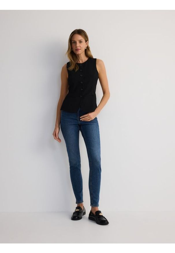 Reserved - Jeansy push up slim long leg - granatowy. Stan: podwyższony. Kolor: niebieski