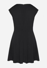 Born2be - Czarna Rozkloszowana Sukienka o Taliowanym Kroju Ellaira. Okazja: na co dzień. Kolor: czarny. Wzór: kolorowy. Styl: casual, elegancki #6