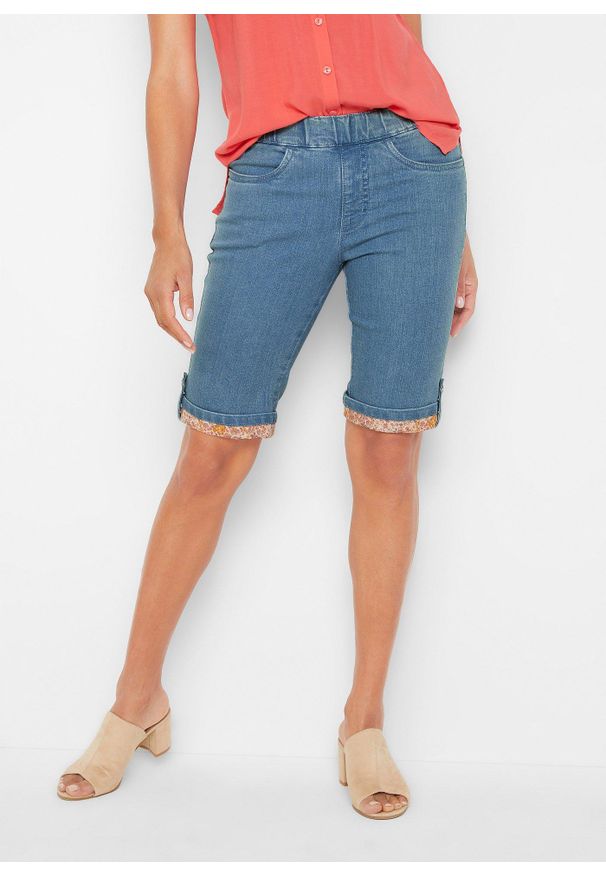 bonprix - Bermudy dżinsowe z kolorowym wywinięciem. Kolor: niebieski. Wzór: kolorowy. Sezon: lato