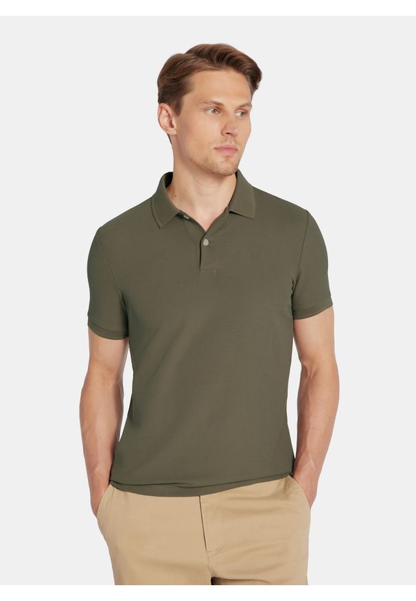 Pako Lorente - PAKO LORENTE - Oliwkowy t-shirt polo na guziczki. Okazja: na co dzień. Typ kołnierza: polo. Kolor: niebieski, oliwkowy. Materiał: bawełna, poliester. Sezon: jesień. Styl: casual