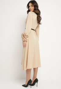 Born2be - Beżowa Sukienka Wieczorowa Ozdobiona Paskiem i Kwiatami 3D Temarita. Kolor: beżowy. Wzór: aplikacja, kwiaty. Styl: wizytowy #7