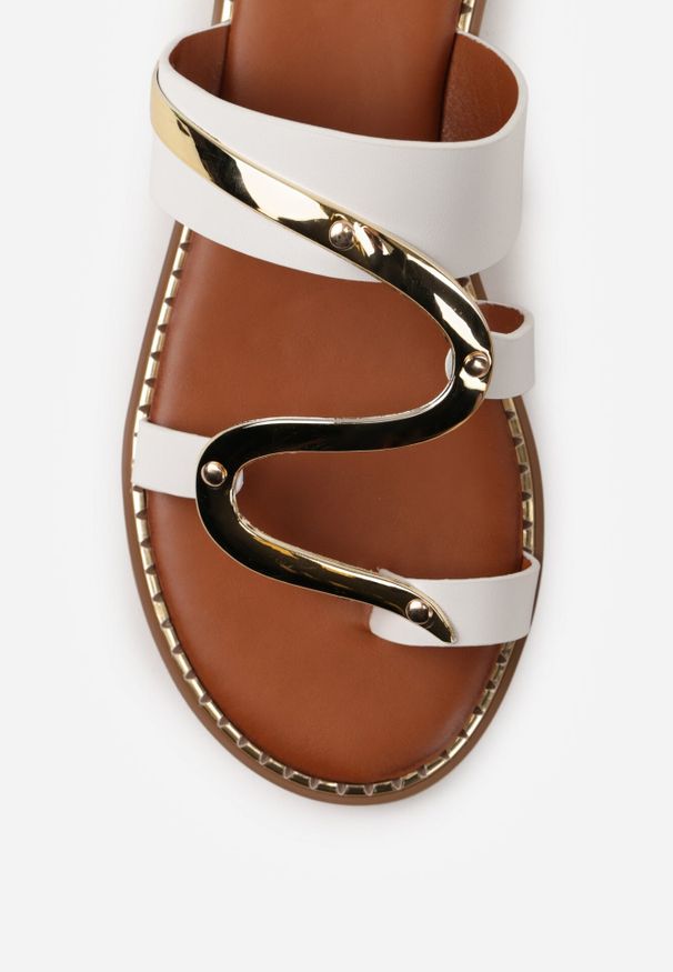 Born2be - Białe Klapki Japonki z Paskiem na Palec i Metaliczną Ozdobą Qhesith. Okazja: na co dzień. Kolor: biały. Materiał: jeans, len. Wzór: aplikacja. Sezon: lato. Styl: elegancki, casual