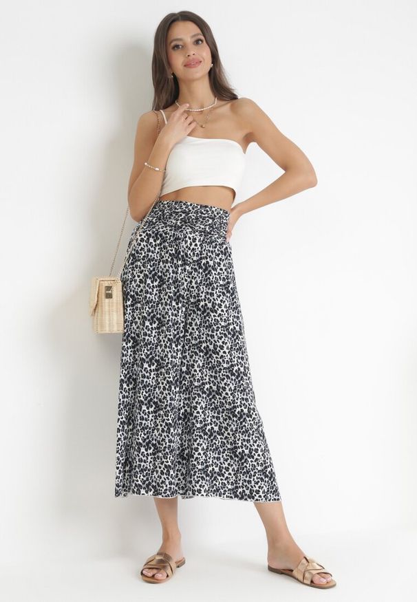 Born2be - Szaro-Czarne Szerokie Spodnie w Panterkę o Długości 7/8 Lucinda. Stan: podwyższony. Kolor: szary. Materiał: tkanina, wiskoza. Wzór: motyw zwierzęcy