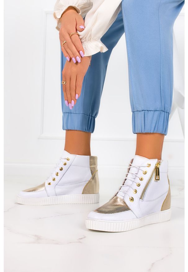 Casu - Białe sneakersy casu na ukrytym koturnie polska skóra 2351. Kolor: biały. Materiał: skóra. Obcas: na koturnie