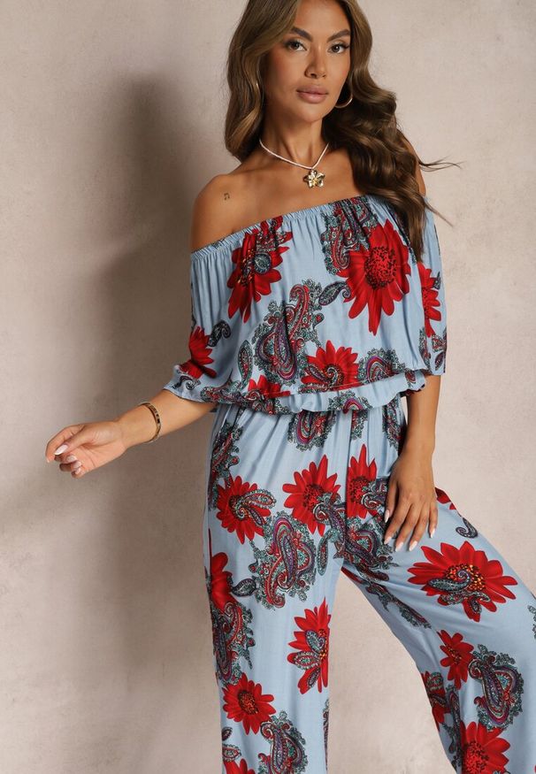 Renee - Niebiesko-Czerwony Wiskozowy Taliowany Kombinezon Ozdobiony Kwiecistym Wzorem Nelanora. Okazja: na co dzień. Kolor: niebieski. Materiał: wiskoza. Wzór: aplikacja. Sezon: lato. Styl: elegancki, casual