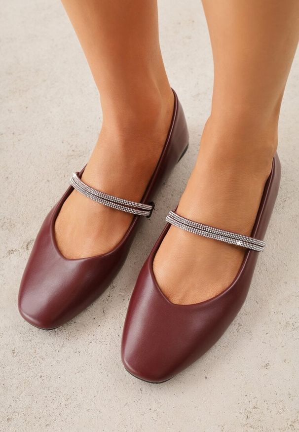 Renee - Bordowe Balerinki w Stylu Mary Jane z Paskiem z Cyrkoniami Cireris. Okazja: na imprezę. Zapięcie: pasek. Kolor: czerwony. Materiał: jeans. Styl: klasyczny, elegancki