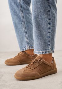 Born2be - Brązowe Sneakersy z Zamszu Naturalnego ze Skórzaną Wkładką i Przeszyciami Muririal. Okazja: na co dzień. Kolor: brązowy. Materiał: zamsz, skóra. Wzór: nadruk #1