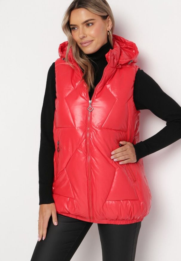 Born2be - Czerwona Pikowana Kamizelka z Kapturem Incanto. Typ kołnierza: kaptur. Kolor: czerwony. Wzór: geometria