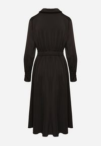 Born2be - Czarna Rozkloszowana Sukienka o Koszulowym Kroju z Imitacją Kieszeni i Gumką w Talii Rizza. Okazja: na co dzień. Kolor: czarny. Typ sukienki: koszulowe. Styl: casual, klasyczny, elegancki, wizytowy #6