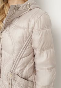 Born2be - Beżowa Kurtka z Kapturem Ozdobiona Przeszyciami i Sznurkami Boledia. Okazja: na co dzień. Typ kołnierza: kaptur. Kolor: beżowy. Materiał: jeans. Wzór: aplikacja. Styl: casual #3