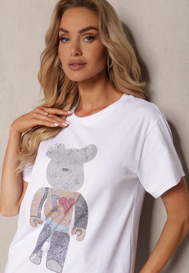 Renee - Biały Bawełniany T-shirt z Krótkim Rękawem i Cyrkoniami Risarie. Typ kołnierza: kołnierz z falbankami. Kolor: biały. Materiał: bawełna. Długość rękawa: krótki rękaw. Długość: krótkie. Sezon: wiosna