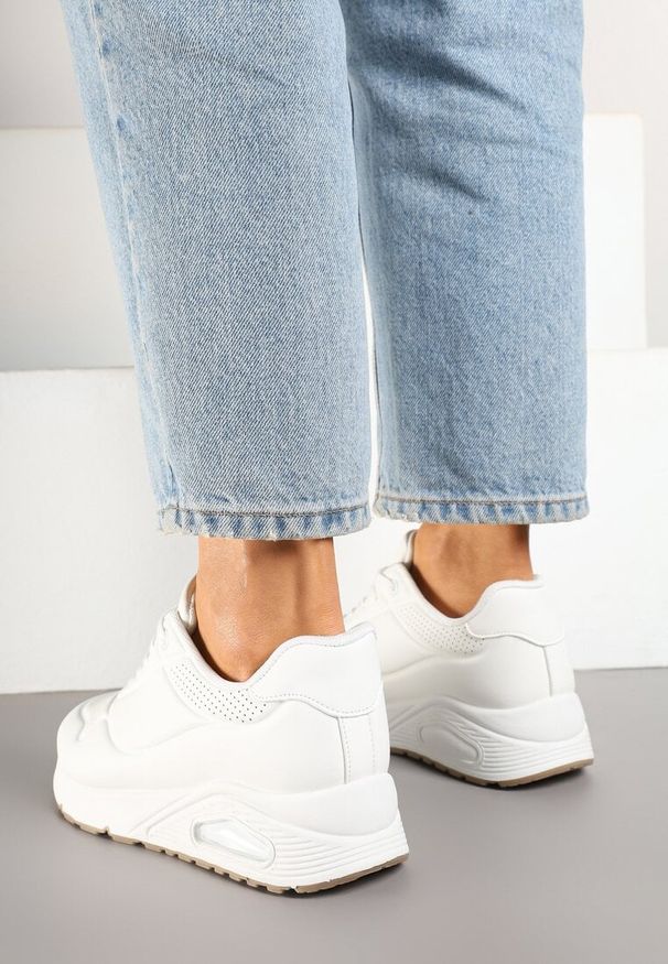 Born2be - Białe Sneakersy z Perforacją i Tłoczeniem Senalistra. Okazja: na co dzień. Kolor: biały. Materiał: jeans