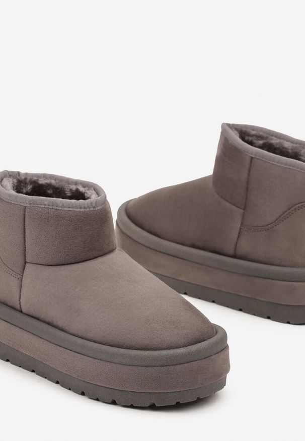 Renee - Ciemnoszare Krótkie Śniegowce Wsuwane na Grubej Podeszwie Tinarella. Okazja: na co dzień. Zapięcie: bez zapięcia. Kolor: szary. Materiał: wełna, futro, jeans. Sezon: zima. Styl: casual