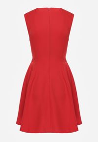 Born2be - Czerwona Elegancka Sukienka Bez Rękawów Zdobiona Przypinkami w Talii Rhaegina. Kolor: czerwony. Materiał: materiał, tkanina. Długość rękawa: bez rękawów. Wzór: aplikacja. Sezon: lato. Typ sukienki: trapezowe. Styl: elegancki #6