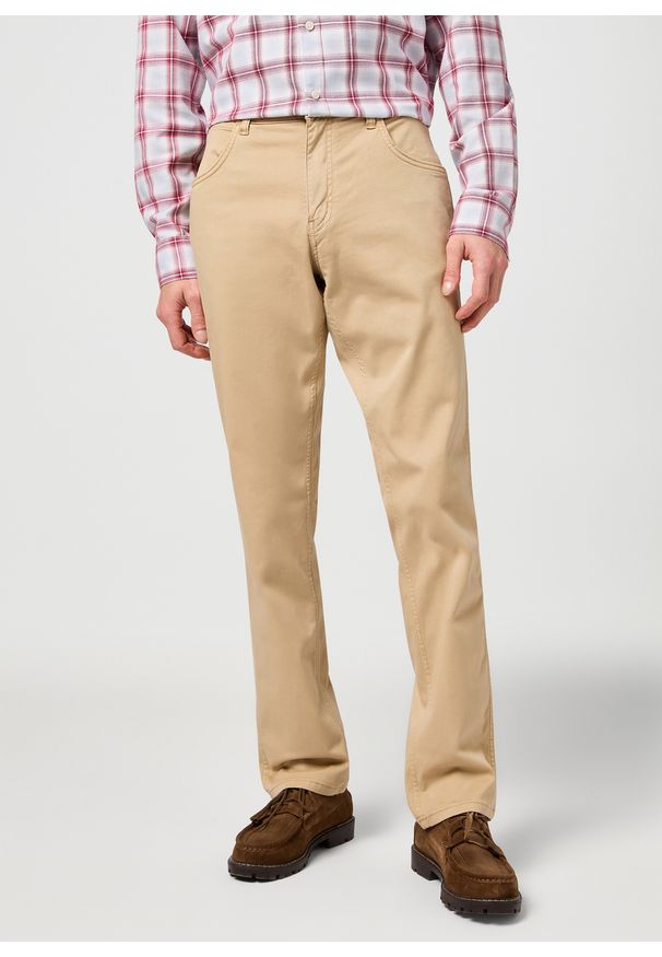 Wrangler - MESKIE SPODNIE MATERIALOWE WRANGLER GREENSBORO PLAZA TAUPE 112362345