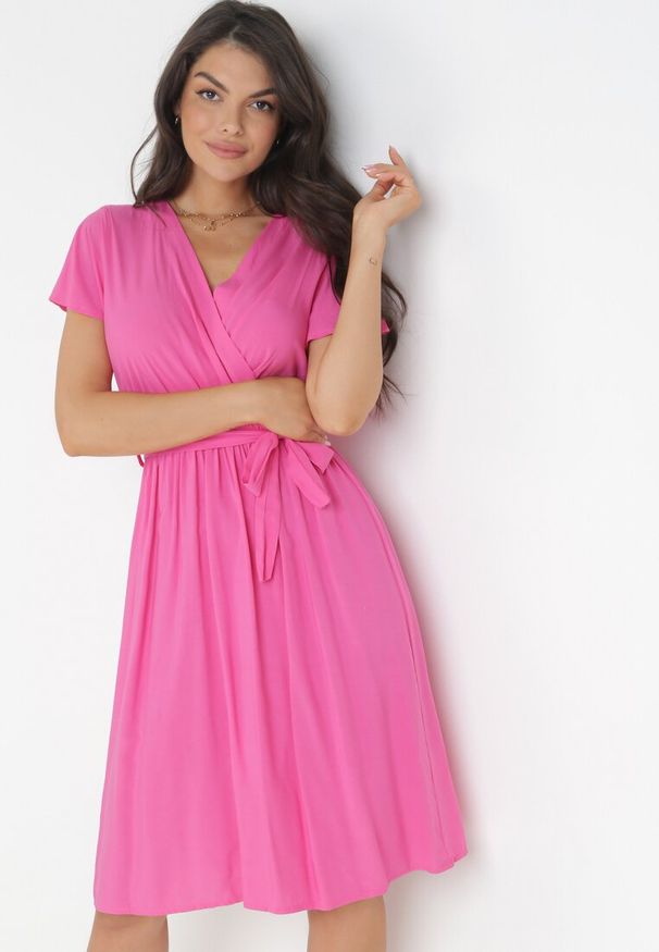 Born2be - Fuksjowa Sukienka z Wiskozy i Wiązanym Paskiem Gariela. Kolor: różowy. Materiał: wiskoza. Typ sukienki: kopertowe