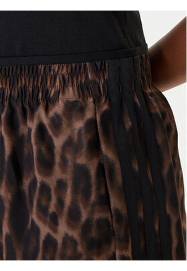 Adidas - adidas Szorty sportowe Workout Essentials Leopard Woven JZ4935 Brązowy Regular Fit. Kolor: brązowy. Materiał: syntetyk