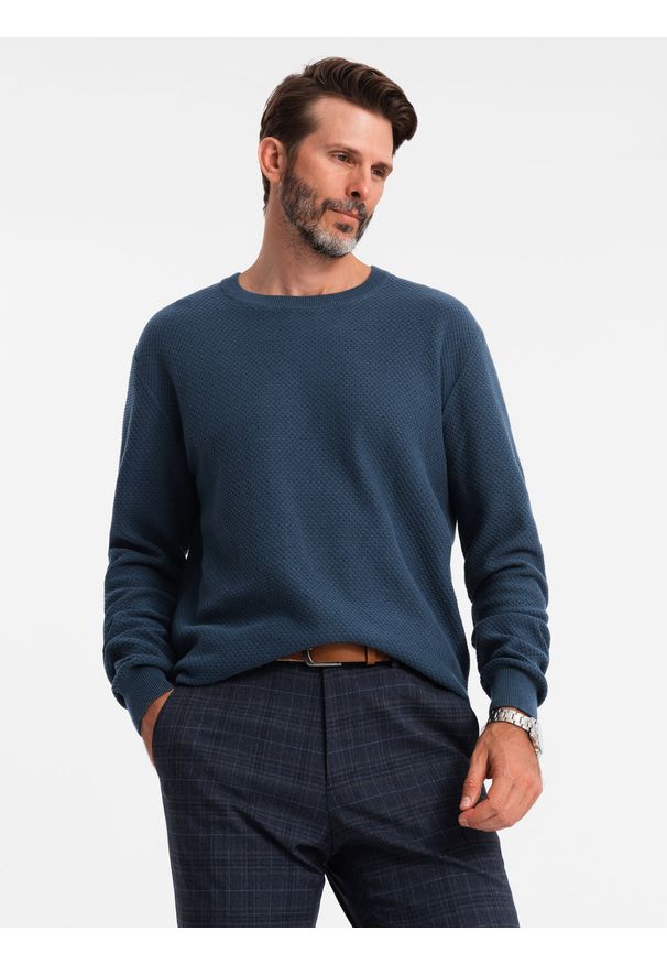 Ombre Clothing - Męski sweter RELAXED FIT z dzianiny o diamentowym splocie – granatowy V2. Okazja: na co dzień. Kolor: niebieski. Materiał: dzianina. Wzór: ze splotem. Styl: casual, klasyczny