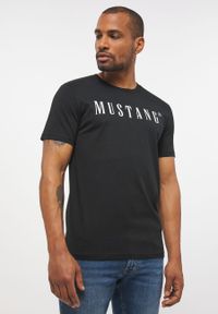 Mustang - MUSTANG Style Alex C LOGO Tee MĘSKI T-SHIRT KOSZULKA NADRUK Black 1013221 4142. Okazja: na co dzień, na imprezę, na randkę. Materiał: bawełna, jeans, skóra. Wzór: nadruk. Sezon: lato. Styl: sportowy, klasyczny, elegancki, casual