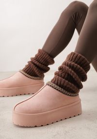 Renee - Różowe Śniegowce na Platformie z Niską Cholewką i Haftowanym Wzorem Zivilae. Okazja: na co dzień. Wysokość cholewki: przed kostkę. Kolor: różowy. Materiał: puch, jeans. Szerokość cholewki: normalna. Wzór: haft. Obcas: na platformie. Styl: casual #1