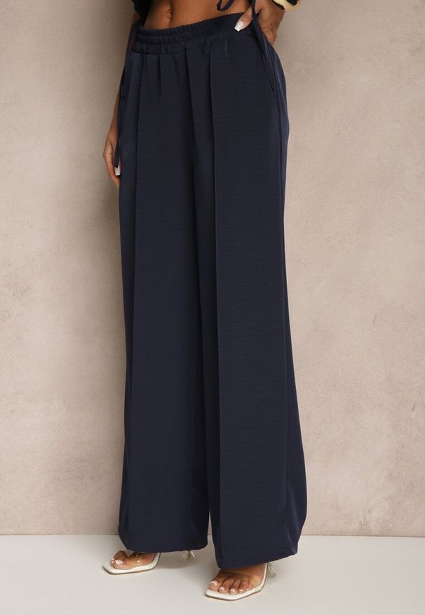 Renee - Granatowy Komplet Spodnie o Szerokim Kroju i Kopertowa Bluzka ze Ściągaczem Reavilora. Kolor: niebieski. Wzór: kwiaty