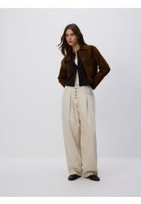 Reserved - Jeansy barrel z zakładkami - kremowy. Kolor: kremowy