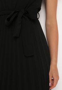 Born2be - Czarna Koktajlowa Sukienka z Krótkim Rękawem i Gumką w Talii z Materiałowym Paskiem Javia. Kolor: czarny. Materiał: materiał. Długość rękawa: krótki rękaw. Styl: wizytowy #6