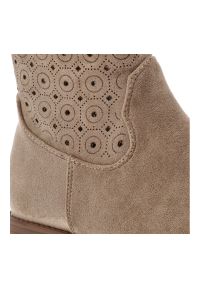 Beżowe Kozaki S.Barski Ażurowe Obuwie Damskie. Okazja: na co dzień. Kolor: beżowy. Szerokość cholewki: normalna. Wzór: ażurowy. Wysokość cholewki: przed kolano. Materiał: materiał. Sezon: zima, jesień. Obcas: na obcasie. Styl: casual, boho, elegancki. Wysokość obcasa: niski #4