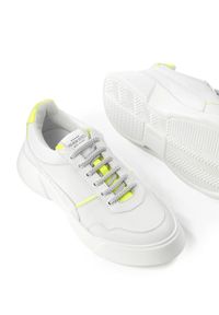 PREMIUM BASICS - Sneakersy z żółtą piętą Fluo. Kolor: biały. Szerokość cholewki: normalna. Wzór: aplikacja #4