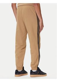 Adidas - adidas Spodnie dresowe adicolor Woven Firebird JY1339 Beżowy Regular Fit. Kolor: beżowy. Materiał: syntetyk #3