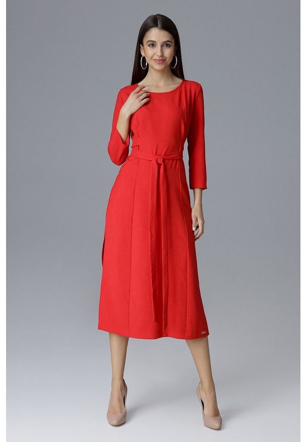 e-margeritka - Klasyczna sukienka midi wiązana w talii czerwona - l. Okazja: do pracy, na spotkanie biznesowe. Kolor: czerwony. Materiał: poliester, materiał. Typ sukienki: proste. Styl: klasyczny. Długość: midi