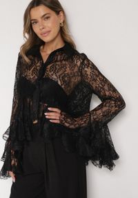 Born2be - Czarna Koronkowa Koszula Ozdobiona Falbankami Ezirena. Typ kołnierza: kołnierz z falbankami. Kolor: czarny. Materiał: koronka. Wzór: aplikacja. Styl: elegancki #1
