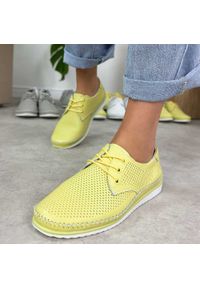 Cytrynowe skórzane ażurowe półbuty damskie T.Sokolski W26-01. Okazja: na spacer, na co dzień. Nosek buta: okrągły. Kolor: żółty. Materiał: skóra. Szerokość cholewki: normalna. Wzór: ażurowy. Sezon: wiosna, lato. Styl: casual, elegancki #1
