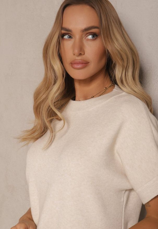 Renee - Jasnobeżowa Sukienka z Bawełną i Wiskozą Ozdobiona Przypinką Kwiatem 3D Zeiinia. Okazja: na spotkanie biznesowe. Kolor: beżowy. Materiał: bawełna, wiskoza. Wzór: aplikacja, kwiaty. Typ sukienki: proste. Styl: klasyczny, elegancki, biznesowy