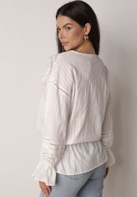 Born2be - Biała Bawełniana Bluzka w Romantycznym Stylu z Falbankami i Wiązaniem Cezarina. Okazja: na co dzień, do pracy, na spotkanie biznesowe. Typ kołnierza: kołnierz z falbankami. Kolor: biały. Materiał: bawełna. Styl: casual, biznesowy, elegancki #2