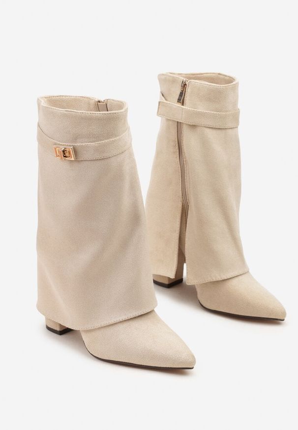 Renee - Beżowe Botki z Ekozamszu na Słupkowym Obcasie z Cholewką Imitującą Nogawkę Emmidre. Okazja: na co dzień. Kolor: beżowy. Materiał: jeans, skóra. Szerokość cholewki: normalna. Obcas: na obcasie. Styl: casual. Wysokość obcasa: średni