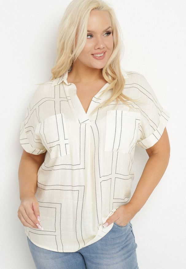 Born2be - Jasnobeżowa Bluzka o Koszulowym Fasonie z Wiskozy w Geometryczny Print Ralozi. Okazja: na co dzień. Kolekcja: plus size. Kolor: beżowy. Materiał: wiskoza. Długość rękawa: krótki rękaw. Długość: krótkie. Wzór: geometria, nadruk. Styl: elegancki, casual