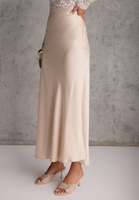 Renee - Beżowa Koktajlowa Spódnica z Satyny o Rozkloszowanym Kroju Zinnivira. Kolor: beżowy. Materiał: satyna. Styl: wizytowy #6