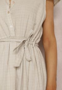 Renee - Jasnobeżowa Sukienka Theophosyne. Kolor: beżowy. Materiał: wiskoza, bawełna, materiał. Długość rękawa: krótki rękaw. Typ sukienki: koszulowe. Długość: midi