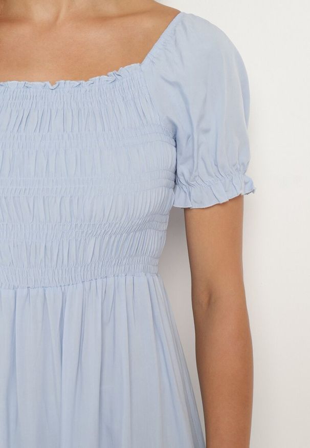 Born2be - Jasnoniebieska Sukienka z Bawełny z Elastycznym Dekoltem i Falbanką Loridia. Okazja: na co dzień. Kolor: niebieski. Materiał: bawełna. Długość rękawa: krótki rękaw. Typ sukienki: proste. Styl: elegancki, casual, klasyczny, wizytowy