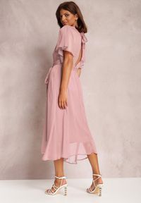 Renee - Różowa Sukienka Syrissis. Typ kołnierza: kokarda. Kolor: różowy. Materiał: materiał, tkanina. Wzór: aplikacja. Styl: elegancki, wizytowy. Długość: midi #5