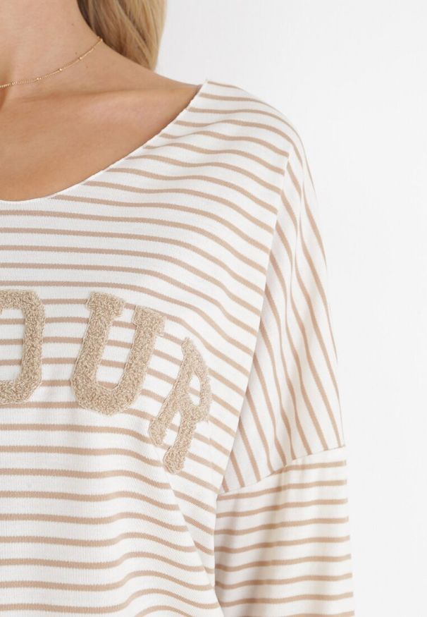 Born2be - Beżowa Bluzka Oversize w Paski z Ozdobnym Napisem Vicca. Kolor: beżowy. Wzór: napisy, paski