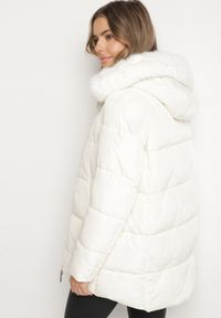 Born2be - Biała Pikowana Kurtka o Pudełkowym Kroju z Kapturem z Futerkiem Rearria. Okazja: na co dzień. Typ kołnierza: kaptur. Kolor: biały. Materiał: futro. Sezon: zima. Styl: casual, klasyczny #5
